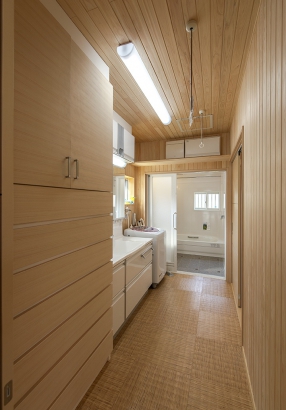 吸湿効果が高い檜板を貼った洗面脱衣所は谷川建設の特徴のひとつ。